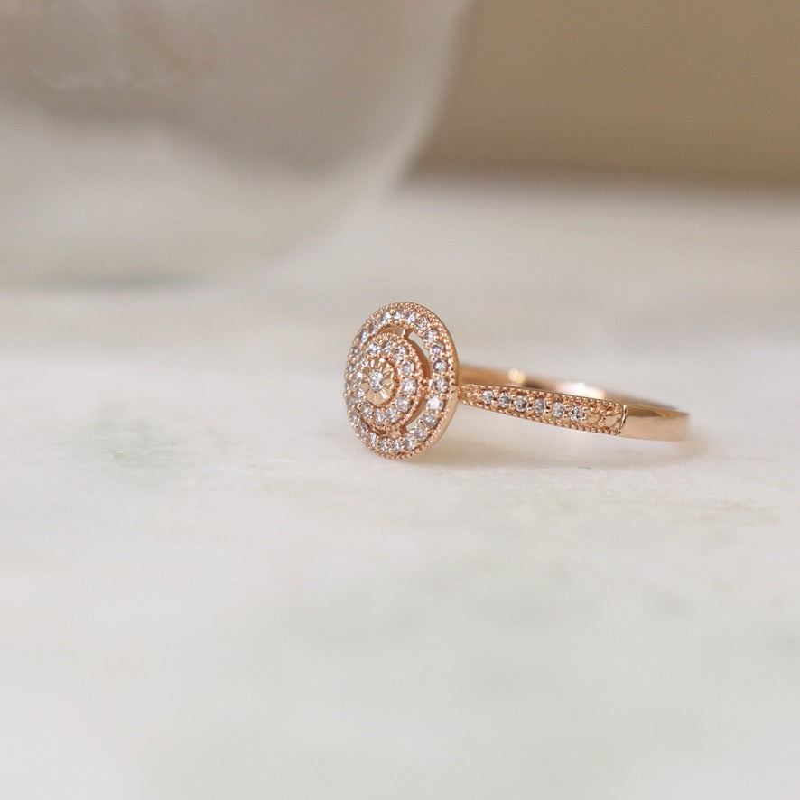 bague de demande en mariage en or rose et diamants-un diamant au centre et un double entourage de diamants