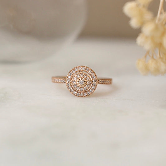 Bague de fiançailles - en or rose 18K - double entourage de diamants et une pierre au cnetre