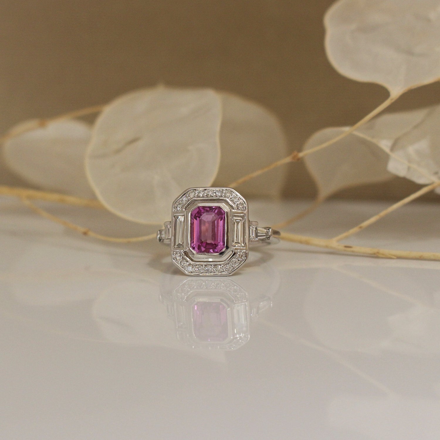 Exemple de bague sur mesure/bague esprit Art Déco/saphir rose sur or blanc 750/1000