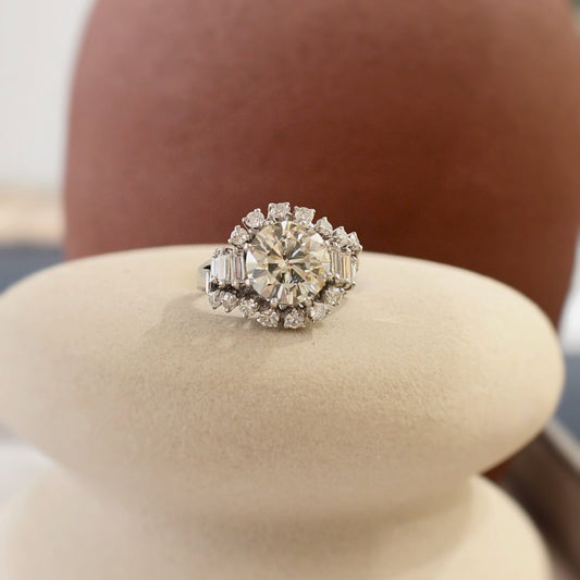 Bague de fiançailles diamant central de 3 carats avec un entourage de diamants-monture en or blanc 18k