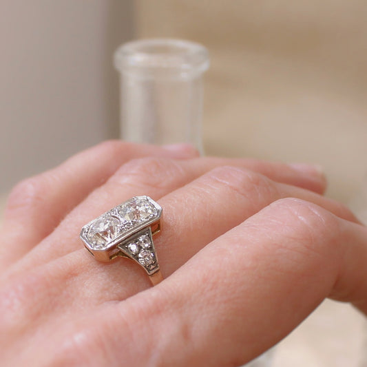 Magnifique duo de diamants pour cette bague vintage, époque art déco