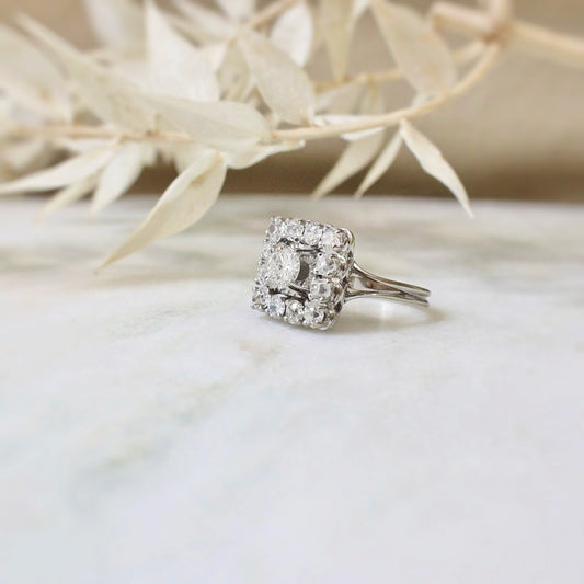 bague ancienne en or blanc et diamants-bague marguerite diamants-diamant central de 0,70 carat