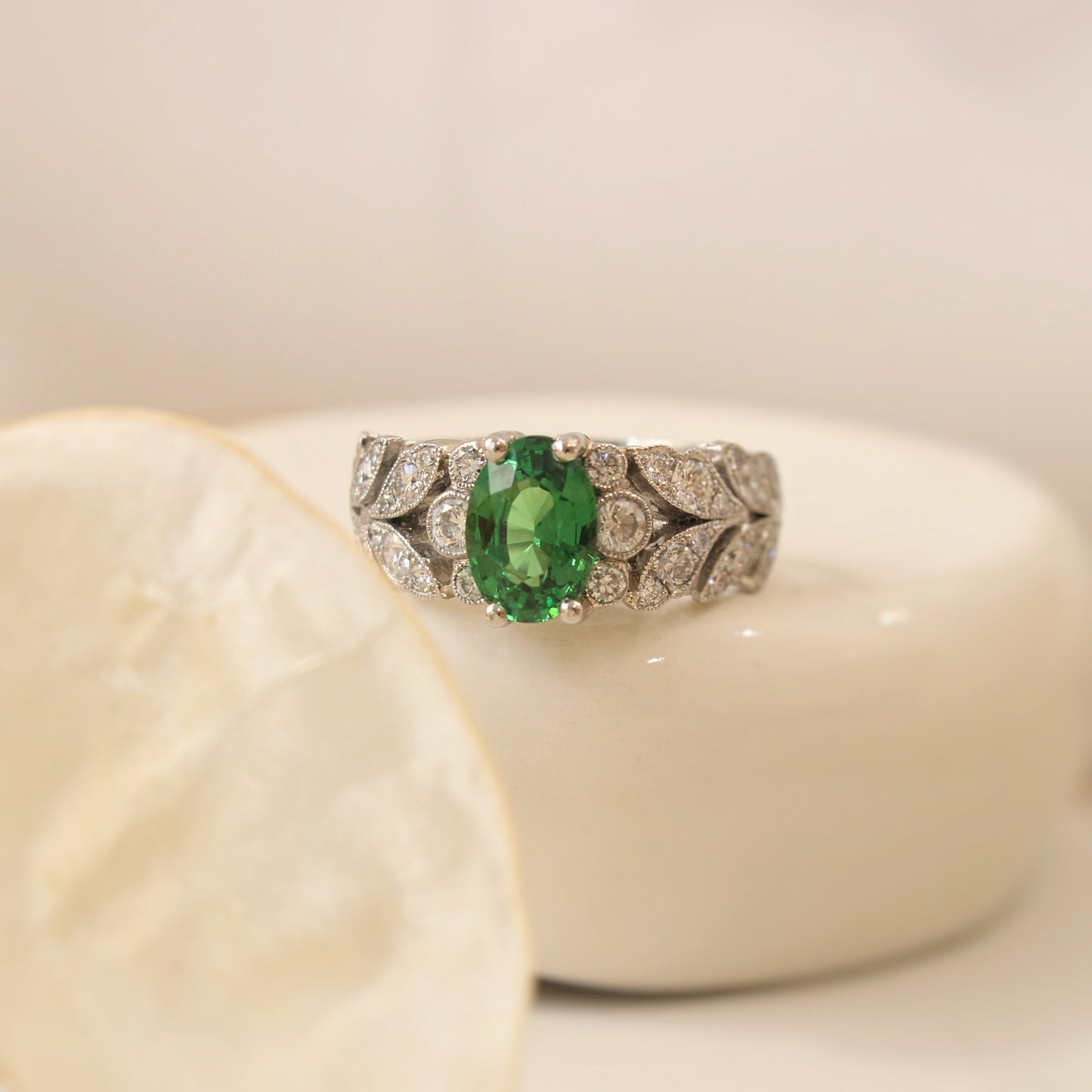 bague bandeau motifs feuillage en diamants et au centre un magnifique grenat tsavorite- idéale bague de fiançailles