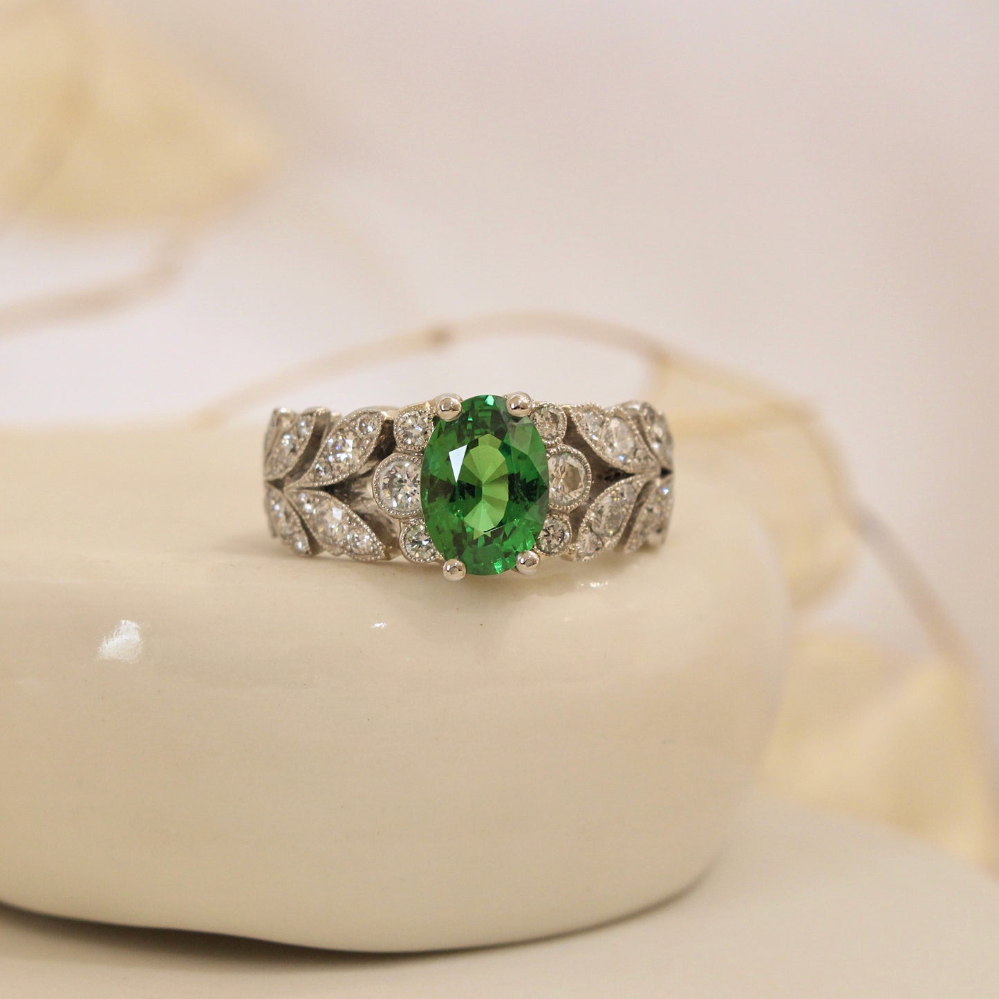 bague bandeau diamants motifs feuillage- au centre un grenat tsavorite taille ovale