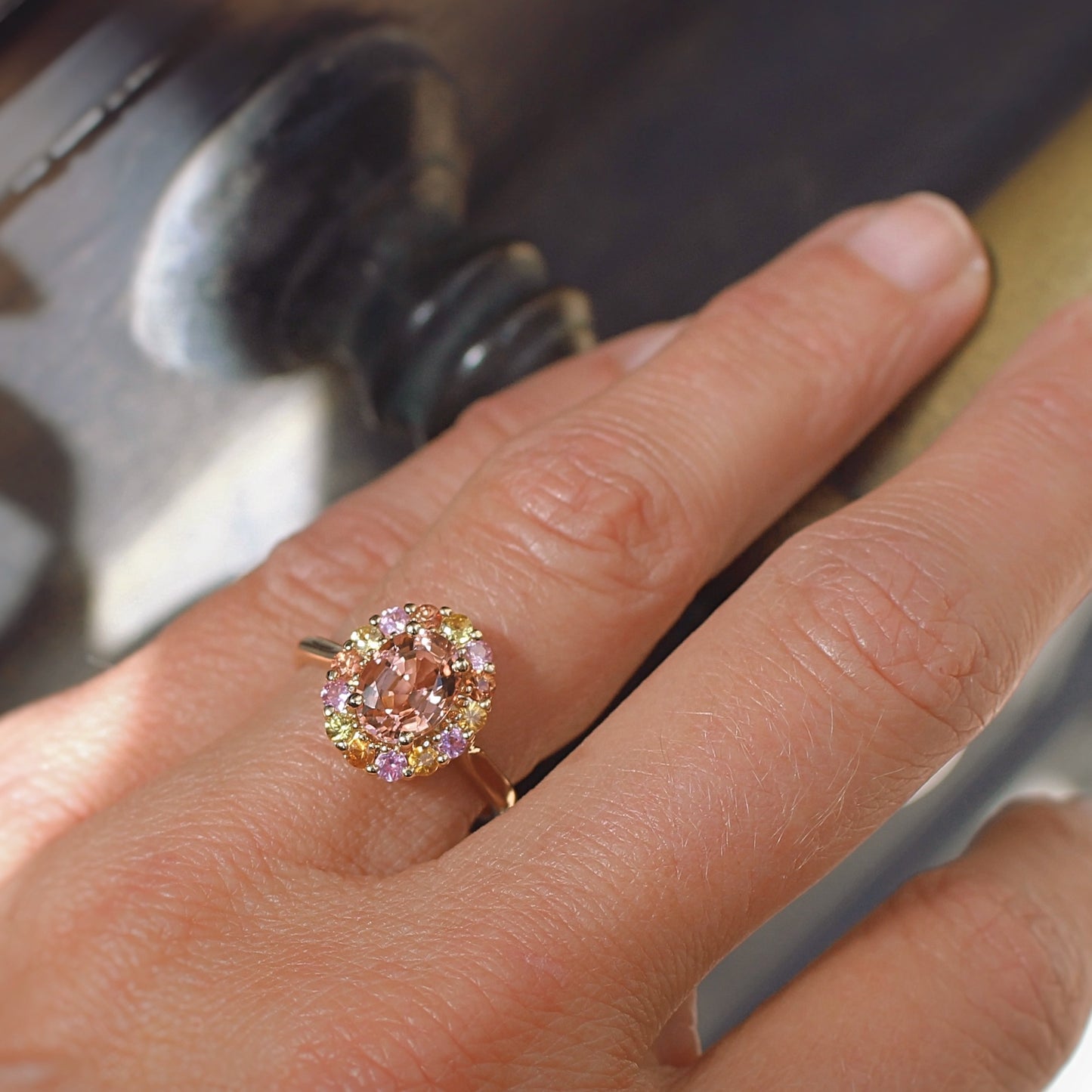 bague de fiançailles colorée avec au centre une tourmaline rose tendre et des saphirs de couleurs
