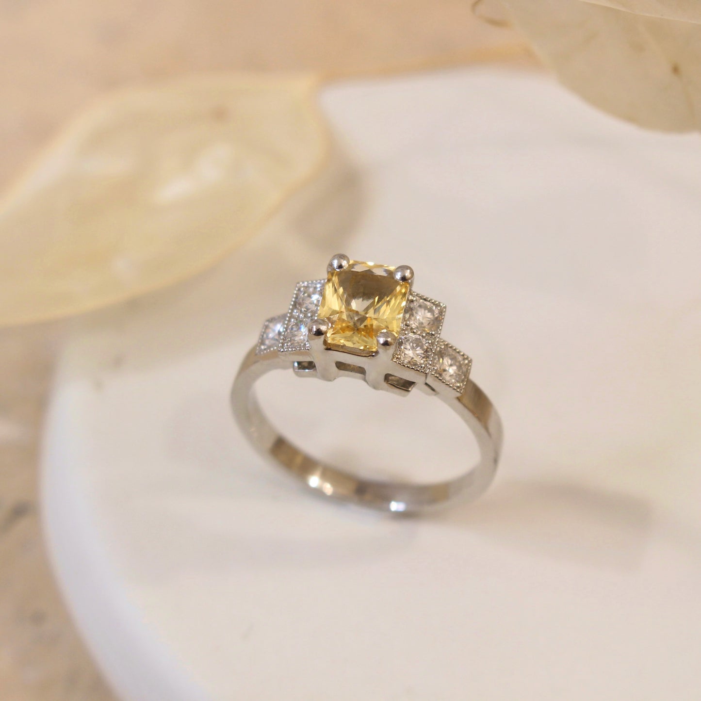 Bague saphir jaune et diamants sertis en escalier