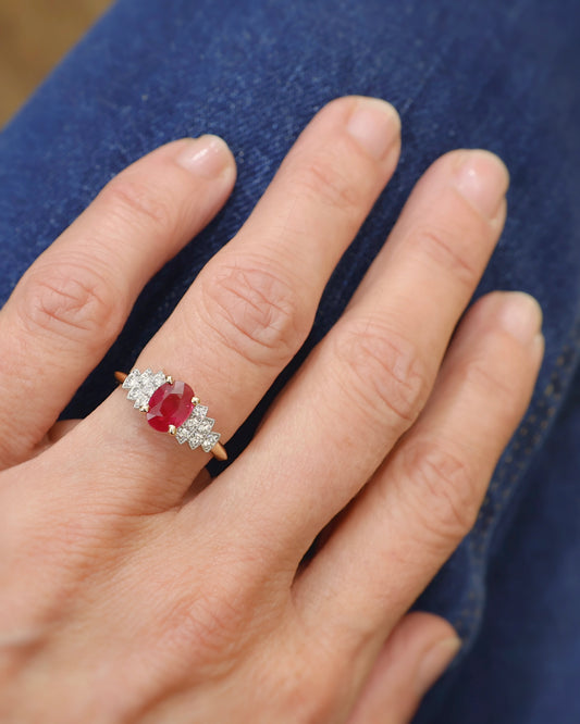 Bague de fiancailles rubis descente en diamants or jaune 18K