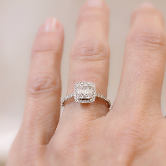 Bague forme coussin diamants baguette esprit art déco