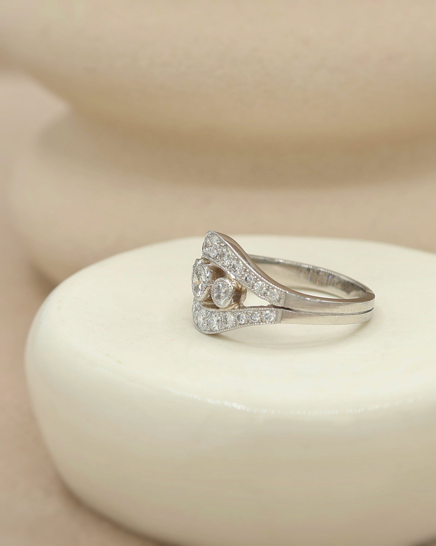 Bague diamants finition perlee en platine