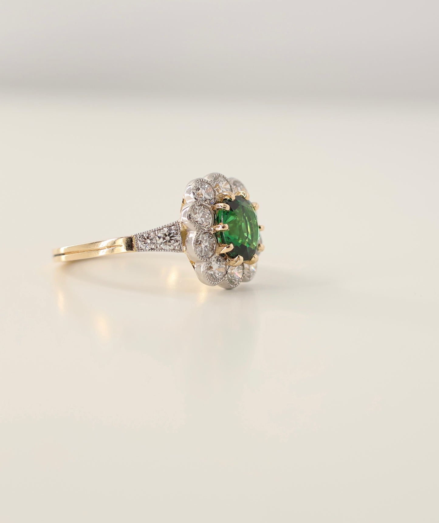 Bague entourage grenat tsavorite et diamants