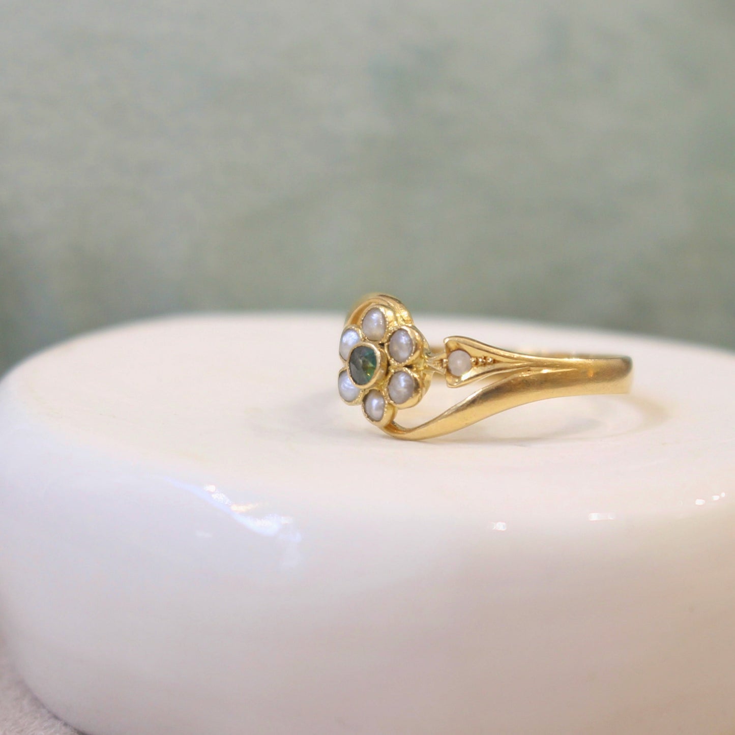 bague fleur avec petites perles fines et saphir vert-or jaune 18k