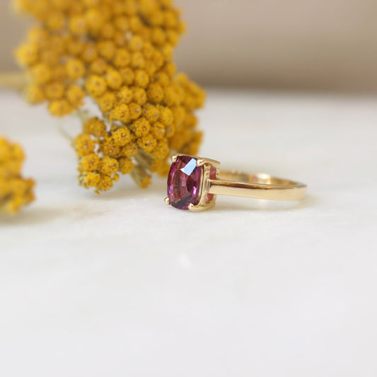 Bague grenat rhodolite taille tonneau sur une monture en or jaune-une création de la maison ballanger