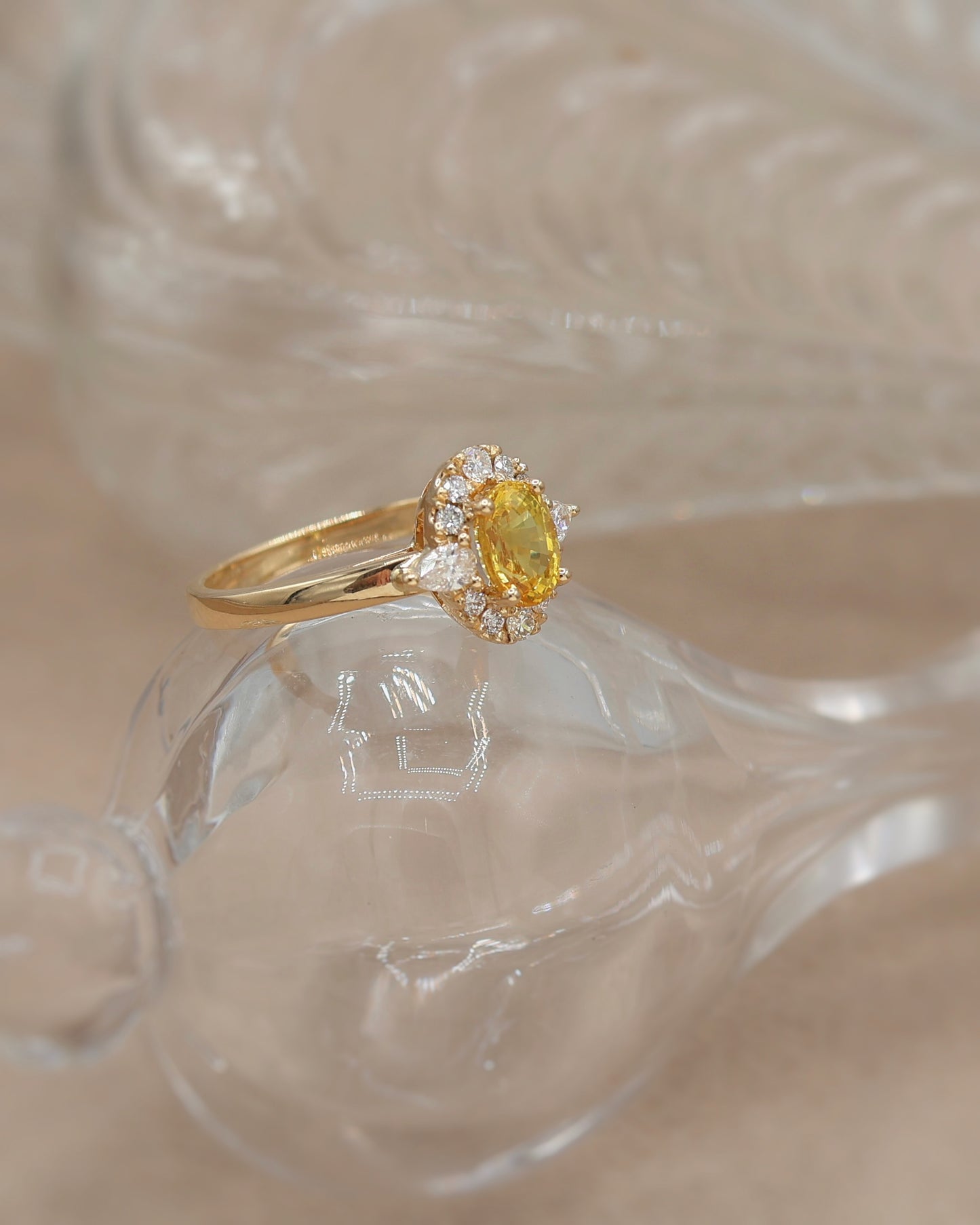 Bague de demande en mariage saphir jaune et diamants