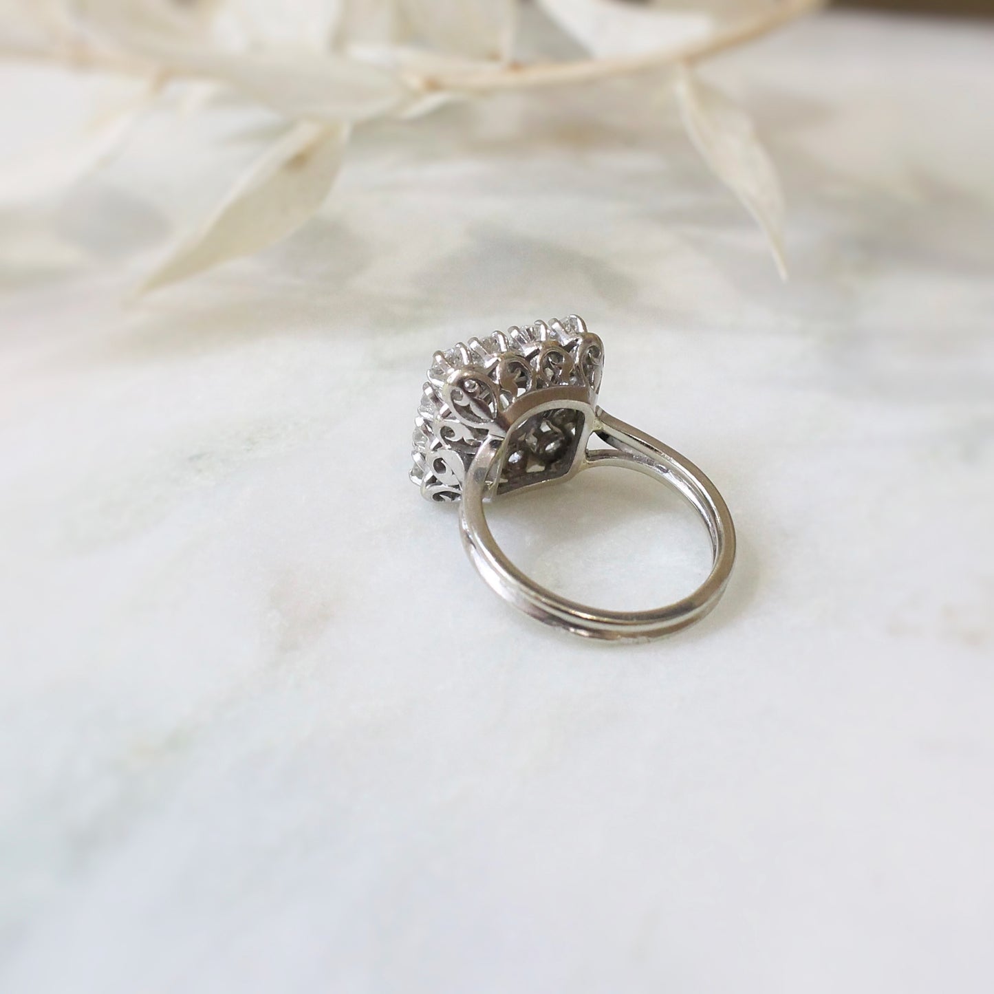 bague marguerite carrée-diamants sur or blanc-panier ouvragé