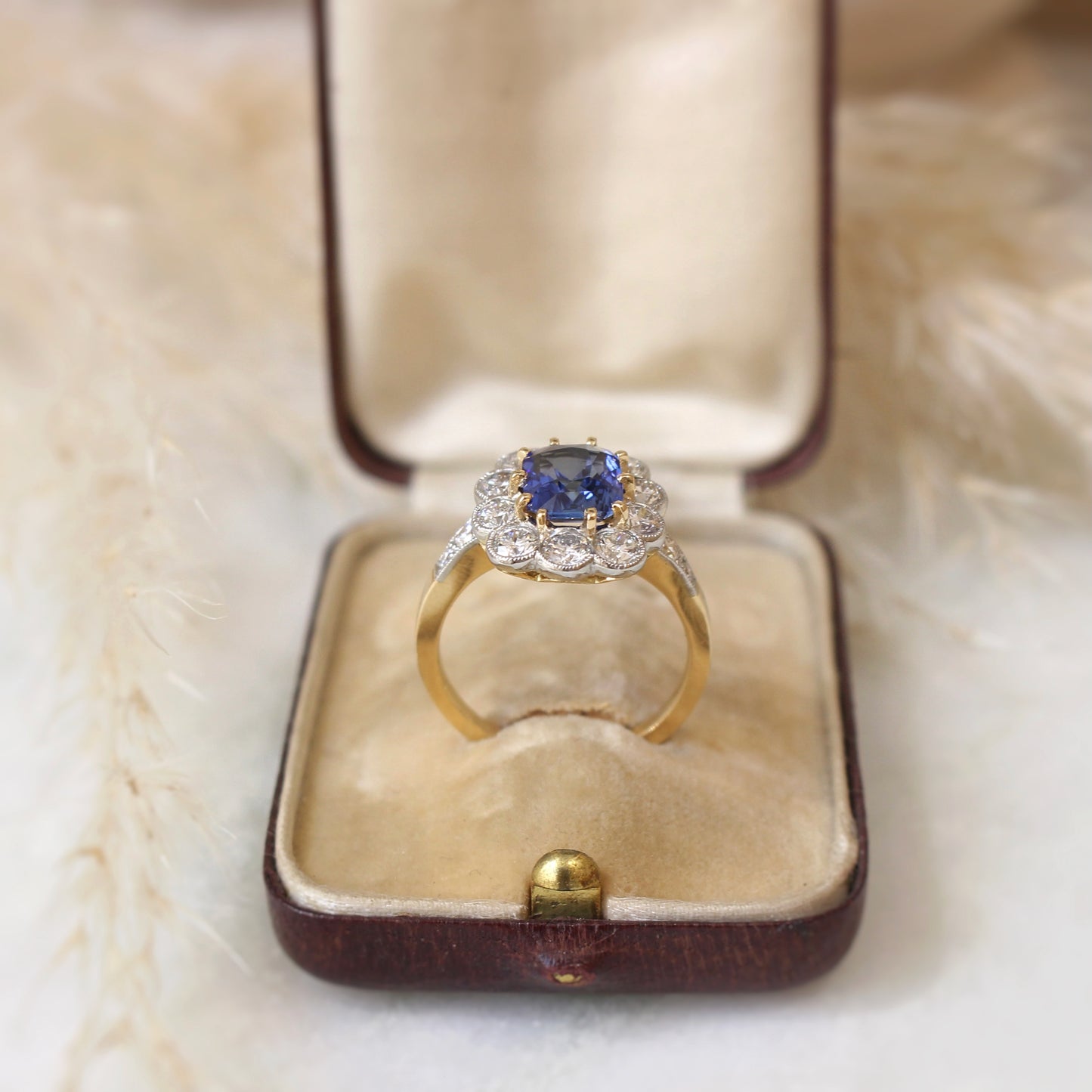 Bague marguerite saphir taille tonneau de 2,51 carats entouré de diamants.