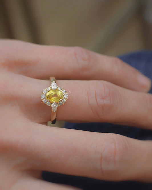 Bague saphir jaune ovale entourage diamants