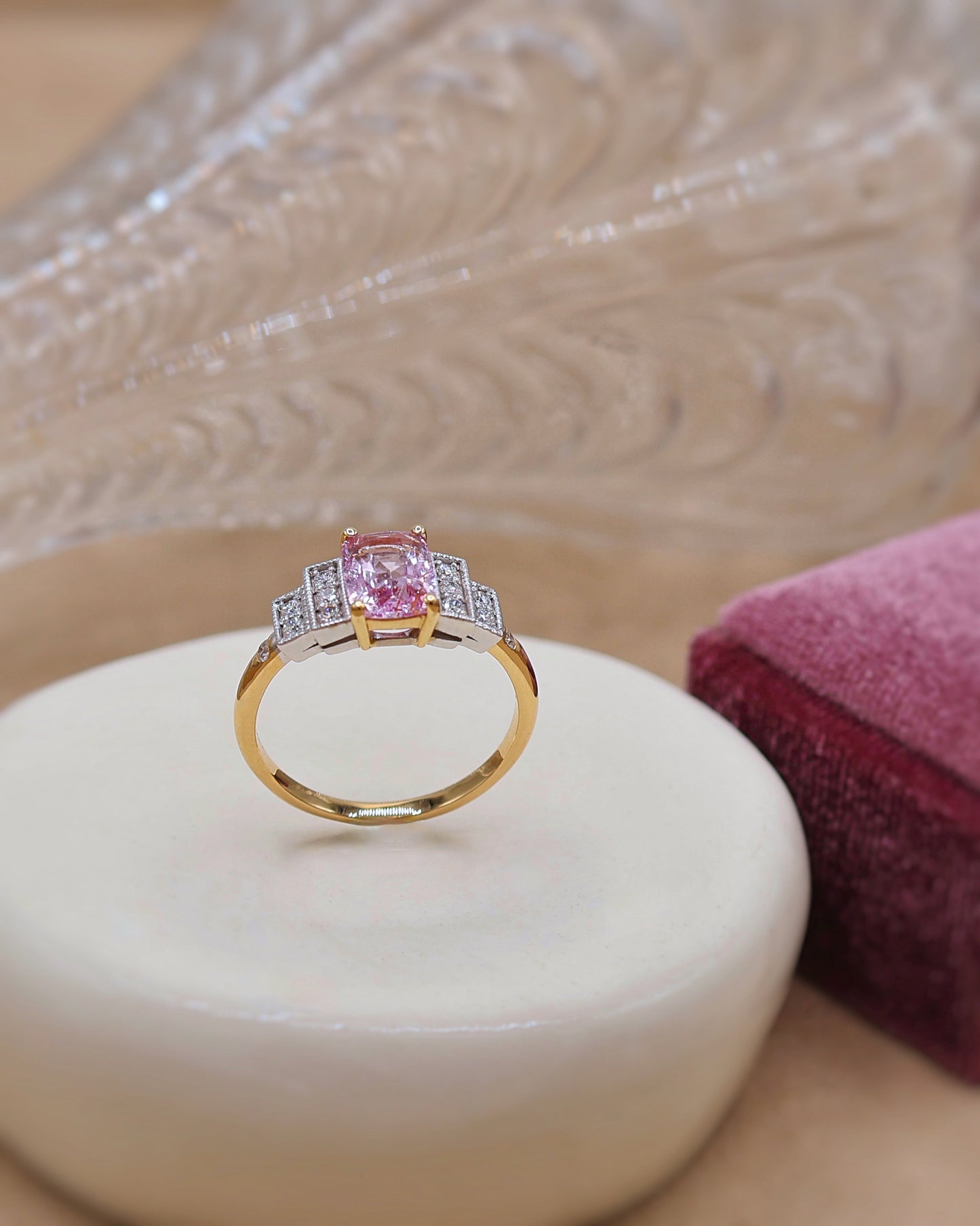 Bague saphir rose diamants motif escalier or 18K