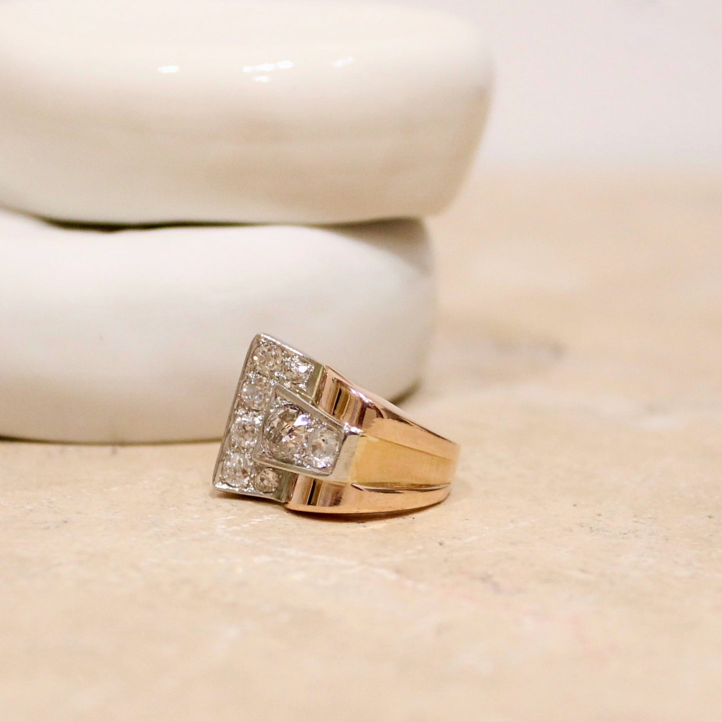 Bague tank asymétrique pavée de diamants taille ancienne