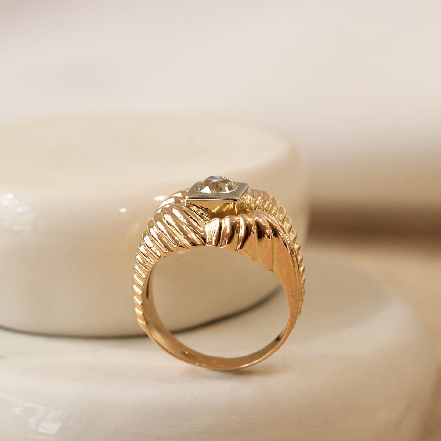 bague tank en or rose- corps de bague formant des volutes godronnés