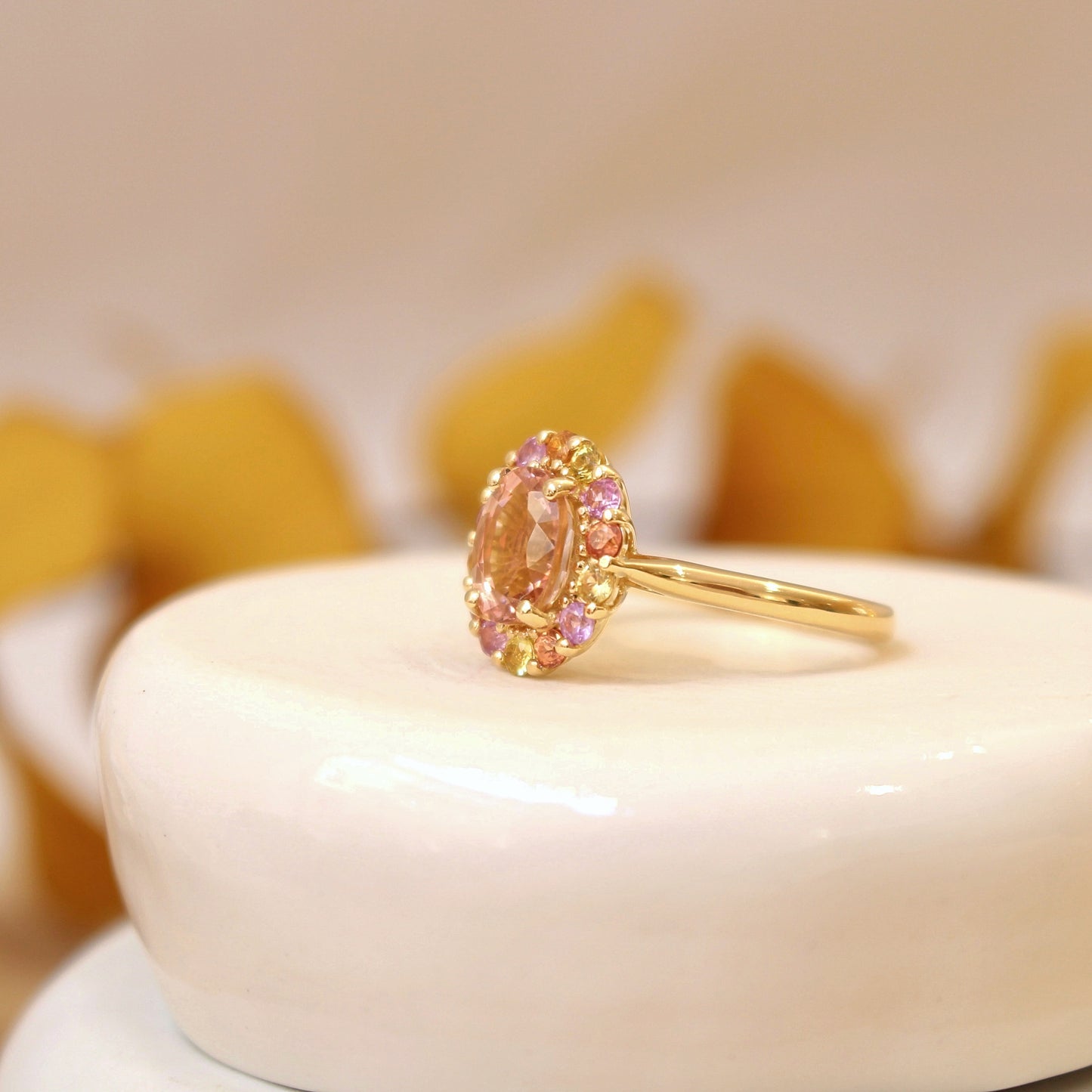vue de profil bague de fiançailles tourmaline rose et saphirs multicolores