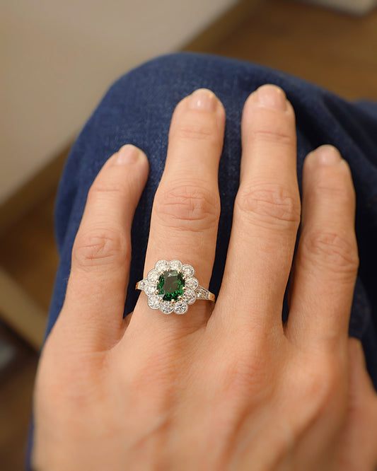 Bague tsavorite entourage diamants festonné or et platine