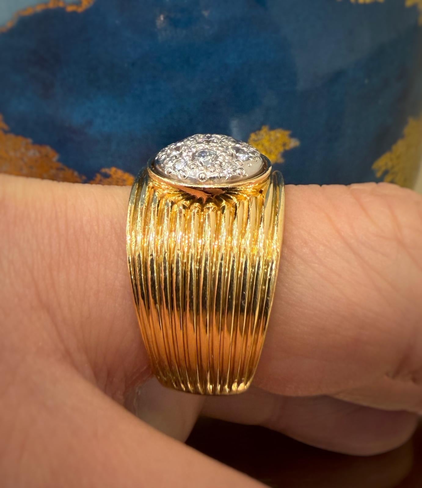 Bague vintage large godrons pavage diamants or jaune 18K