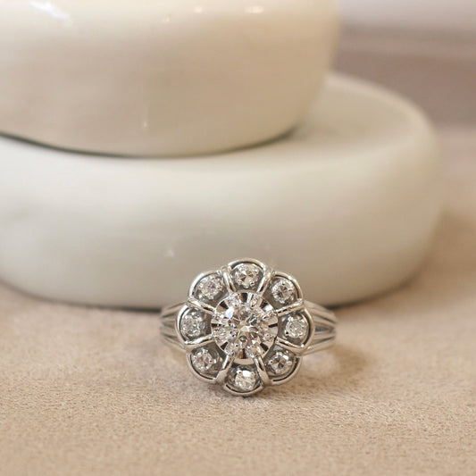 Bague vintage motif fleur avec diamants - or blanc 18 K poinçon tete d'aigle