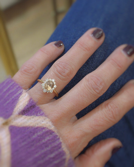 Bague zircon brun entourage diamants or jaune 18K