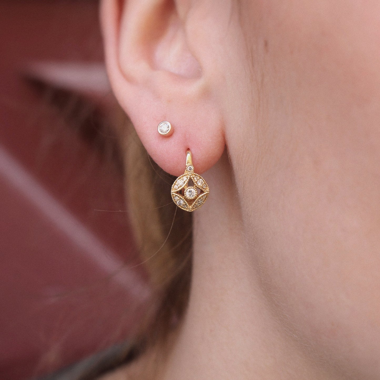 Boucles d'oreilles à l'esprit art déco en or jaune et diamants.