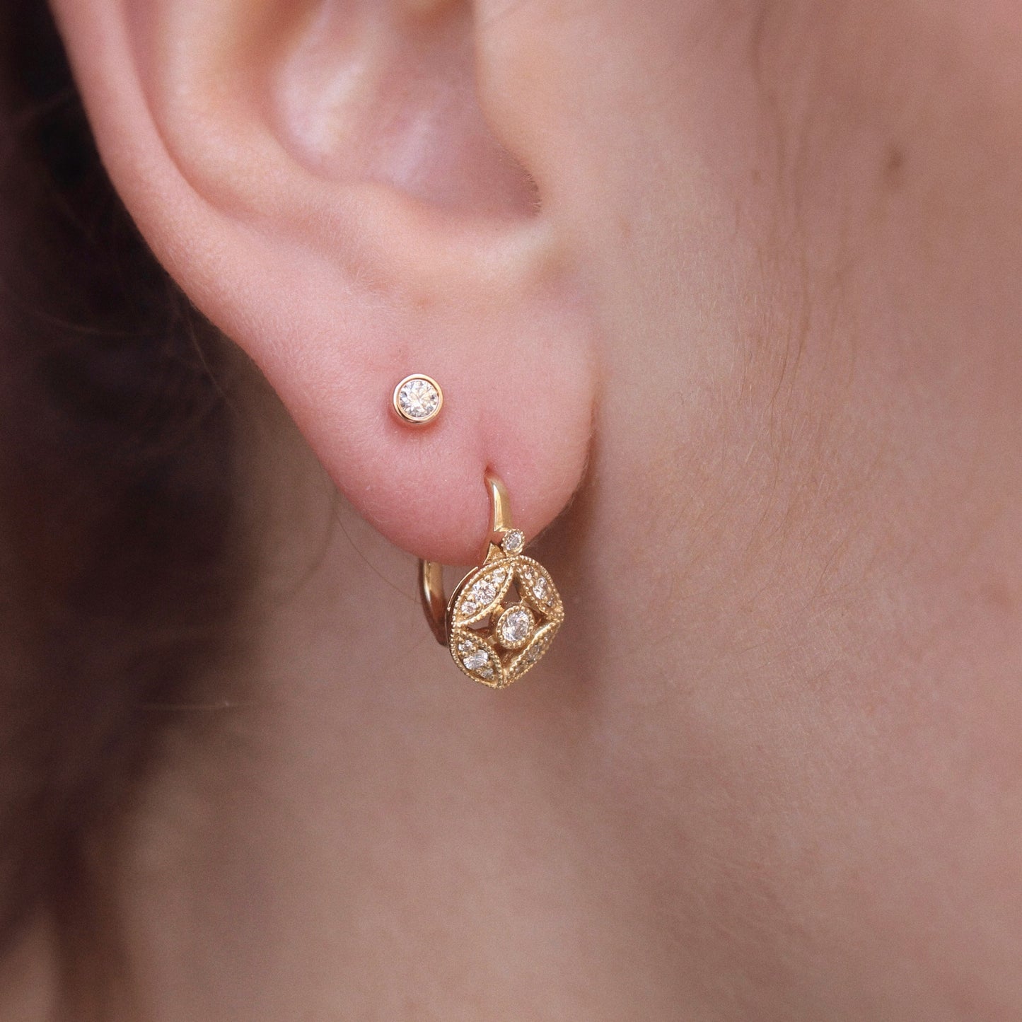 Boucles d'oreilles en or jaune et diamants-type dormeuses-design art déco.