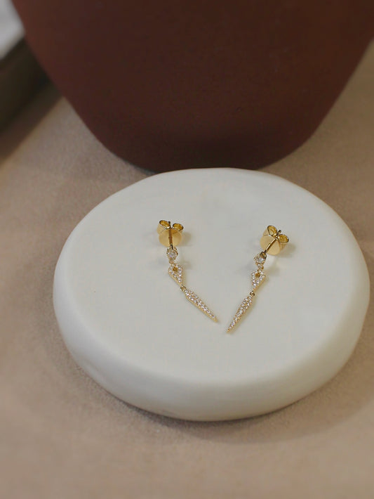 boucles d'oreilles fines et pendantes entièrement pavées de diamants sur or jaune 18K