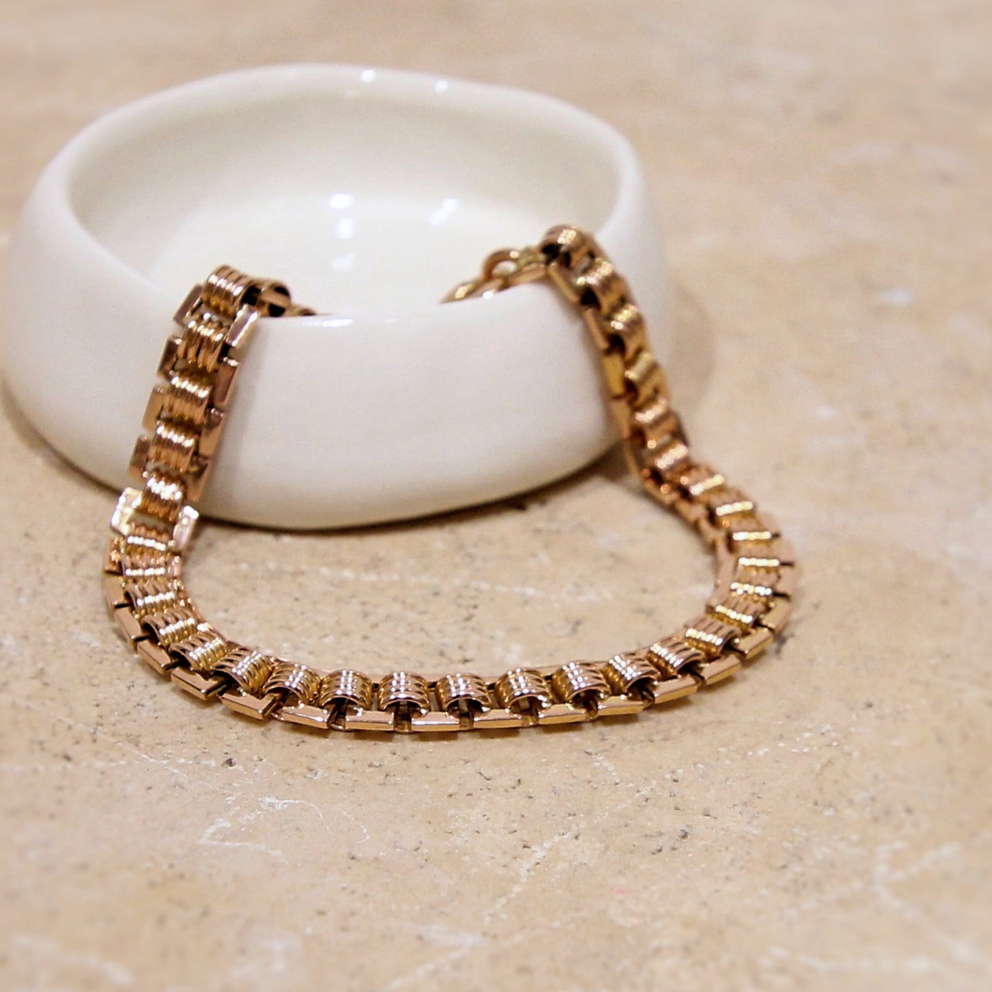 Bracelet ancien pour femme avec une maille carrée articulée