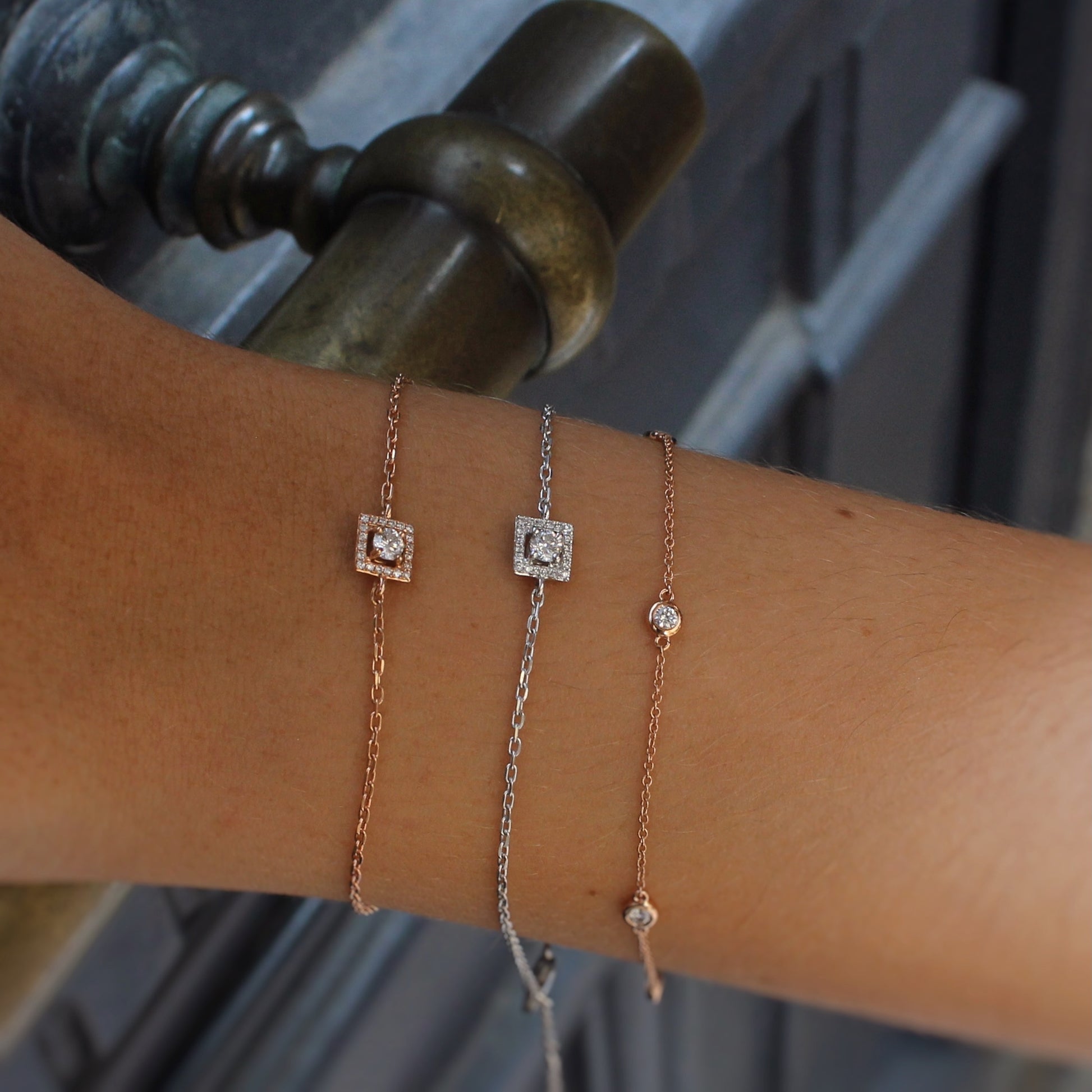 Bracelet en or rose - chainette ornée d'un motif carré avec diamants