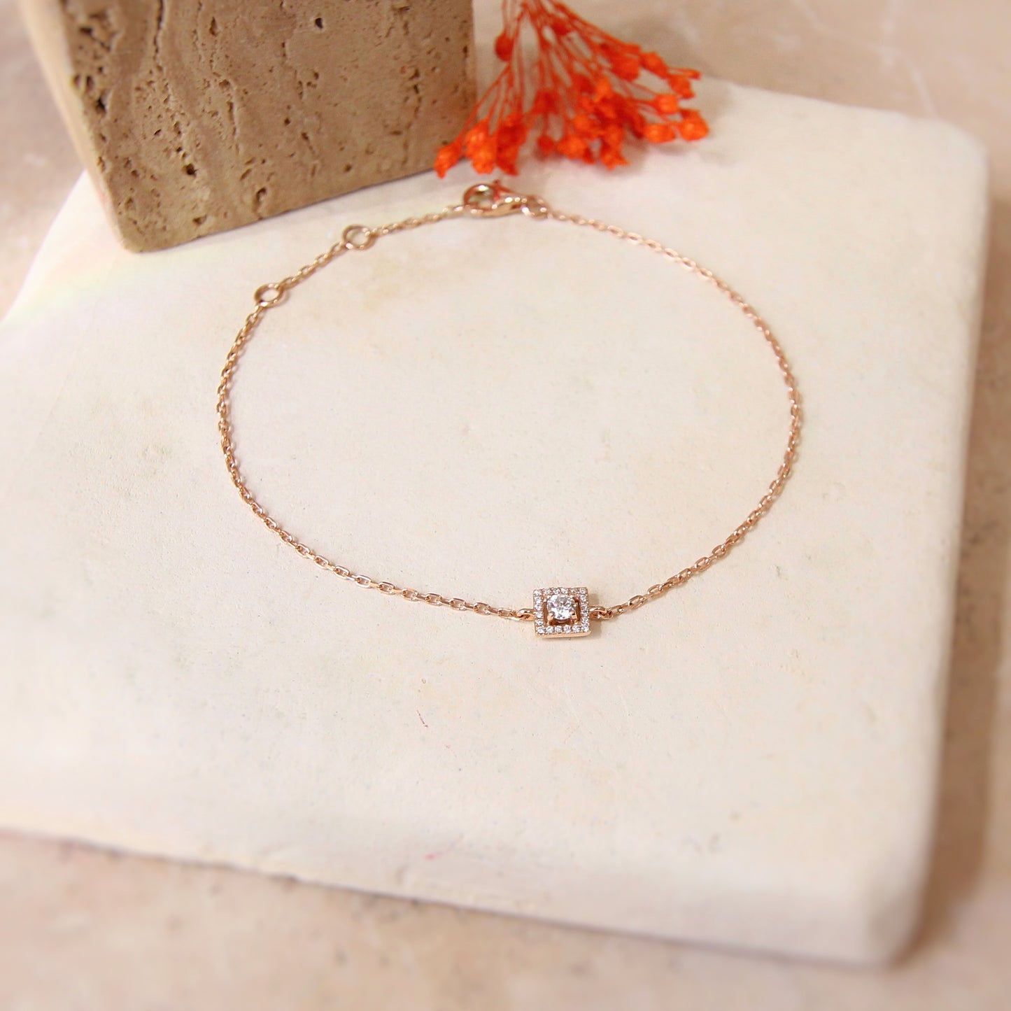 Bracelet fin et élégant - chaîne en or rose ornée au centre d'un motif carré pavé de diamants
