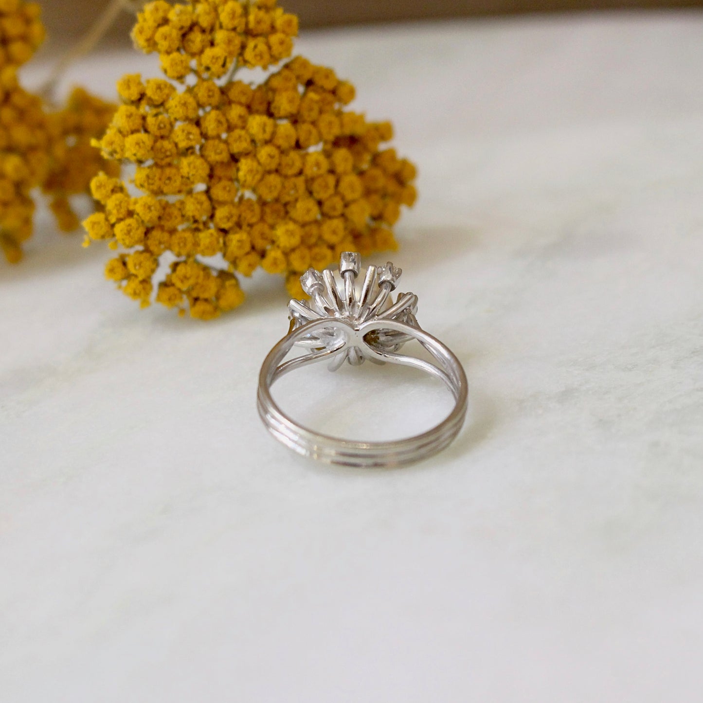 Bague Marguerite vintage avec perle de culture et diamants