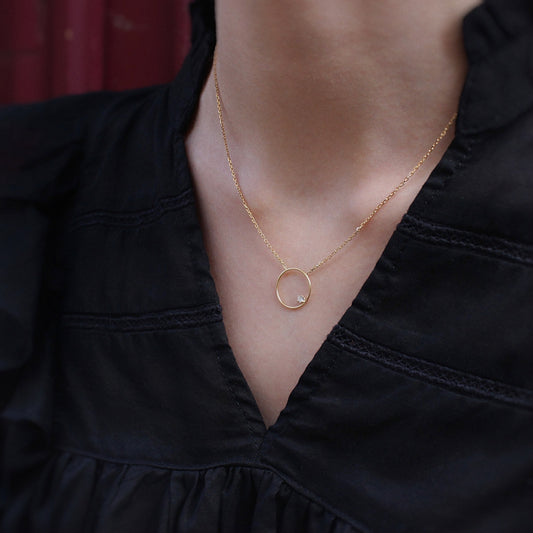 Collier fin tendance en or jaune - une chaine fine avec un pendentif cercle or et un diamant.