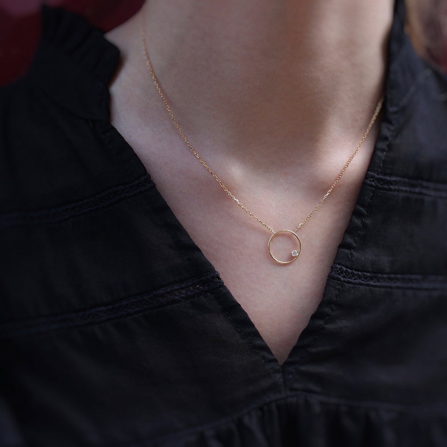 Collier fin et moderne en or 18K-un cercle or avec un petit diamant serti 4 griffes