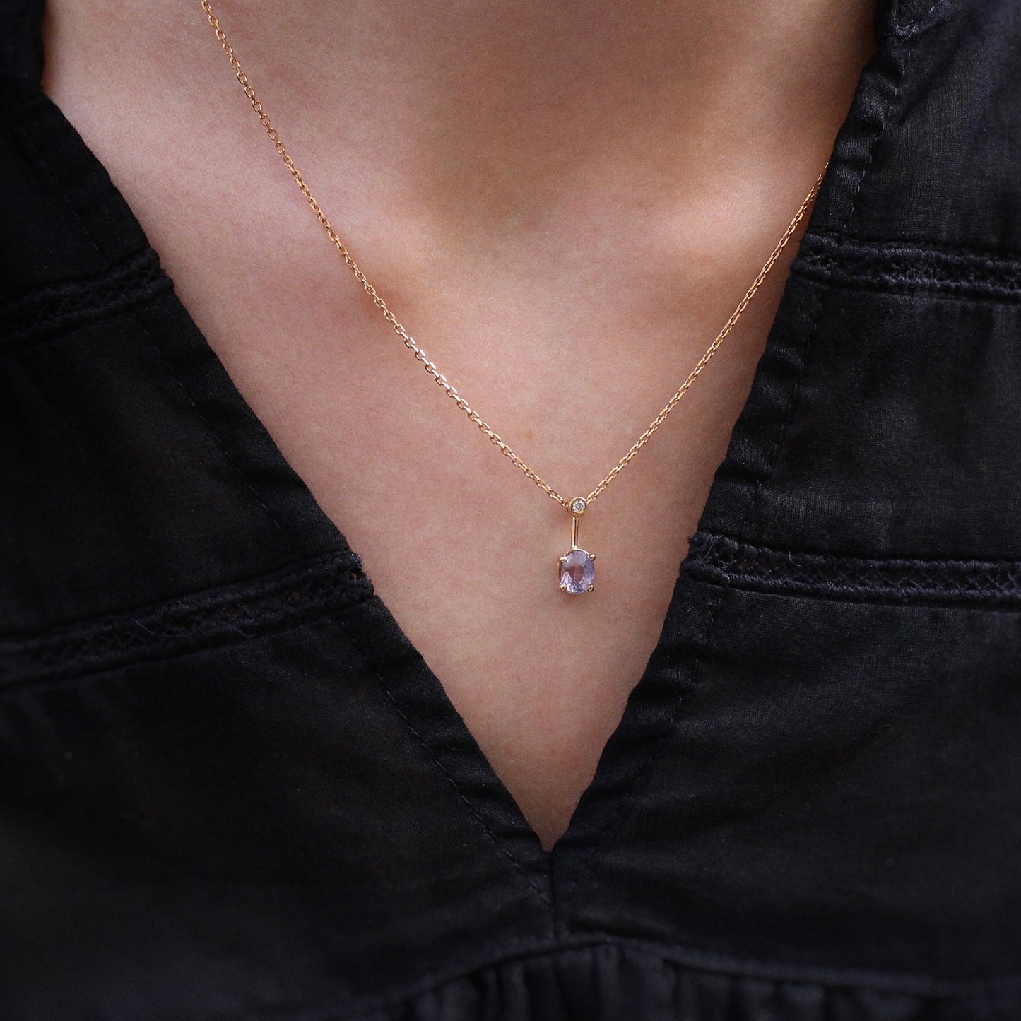 Collier pendentif saphir couleur lilas réhaussé d'un diamant sur une monture en or rose 18k.jpeg
