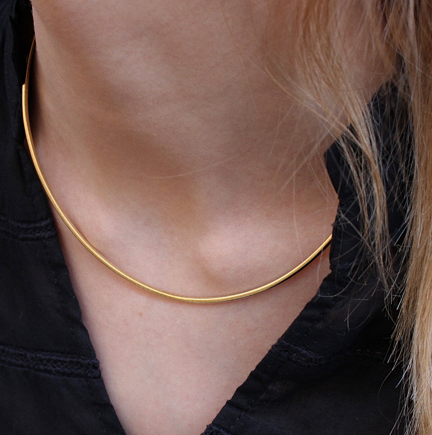 Collier ras du cou maille oméga en or jaune 18K.