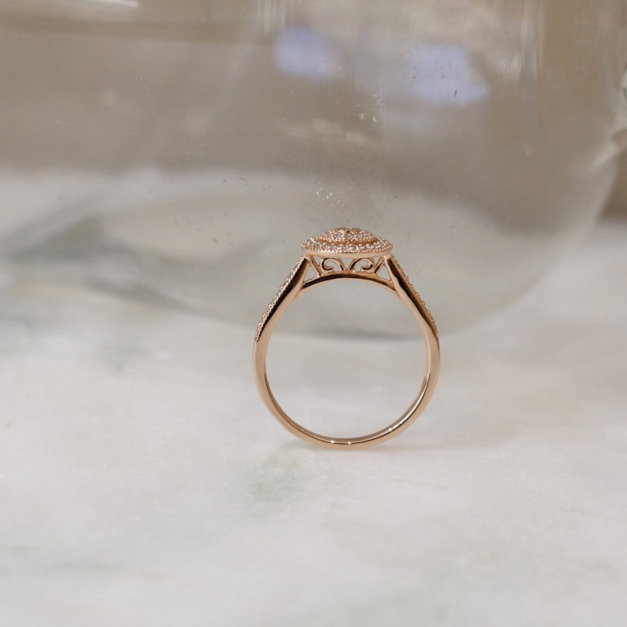 Bague de fiançailles avec une monture en or rose et diamants taille brillant