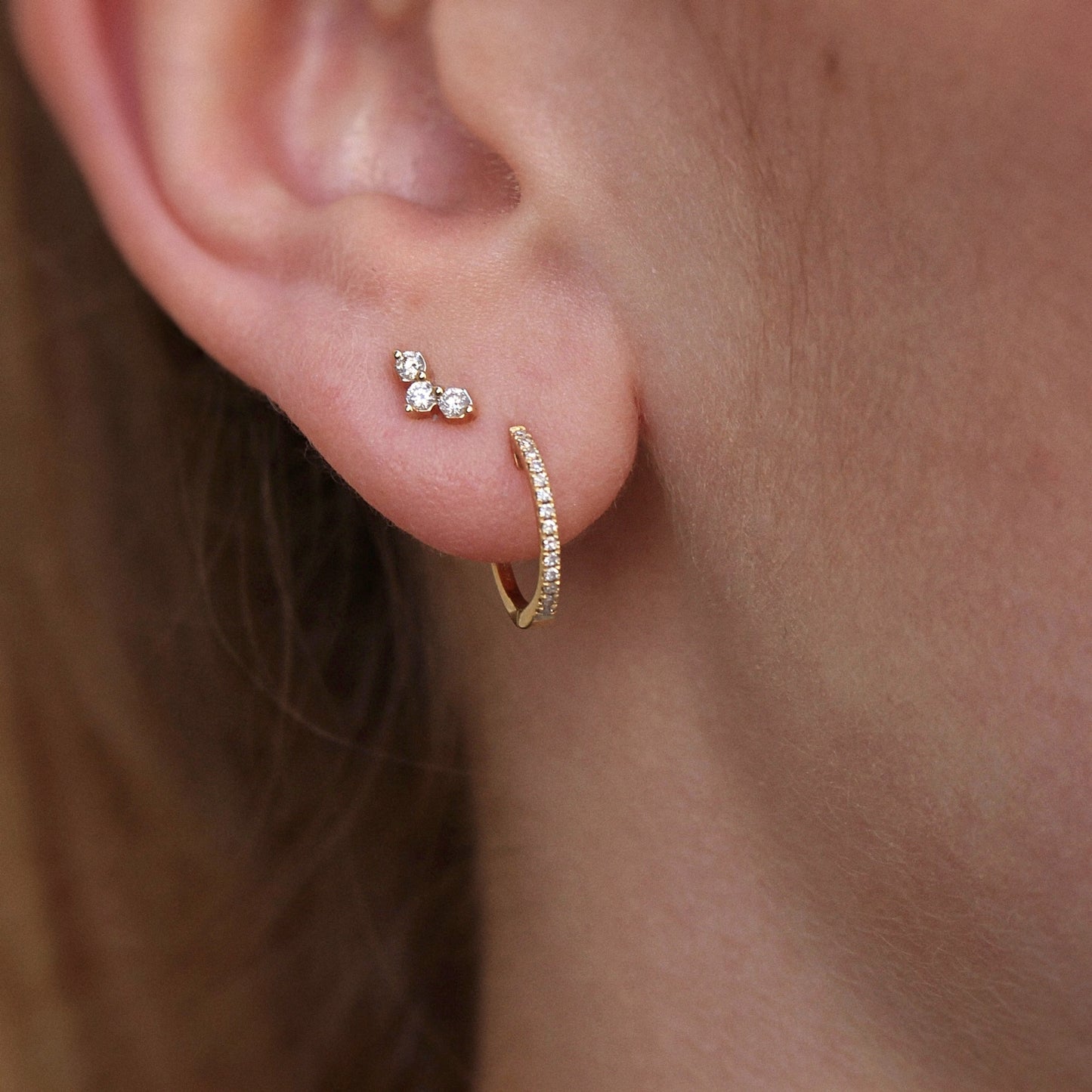 Ensemble de puces d'oreilles et créoles en diamants sur or 18k