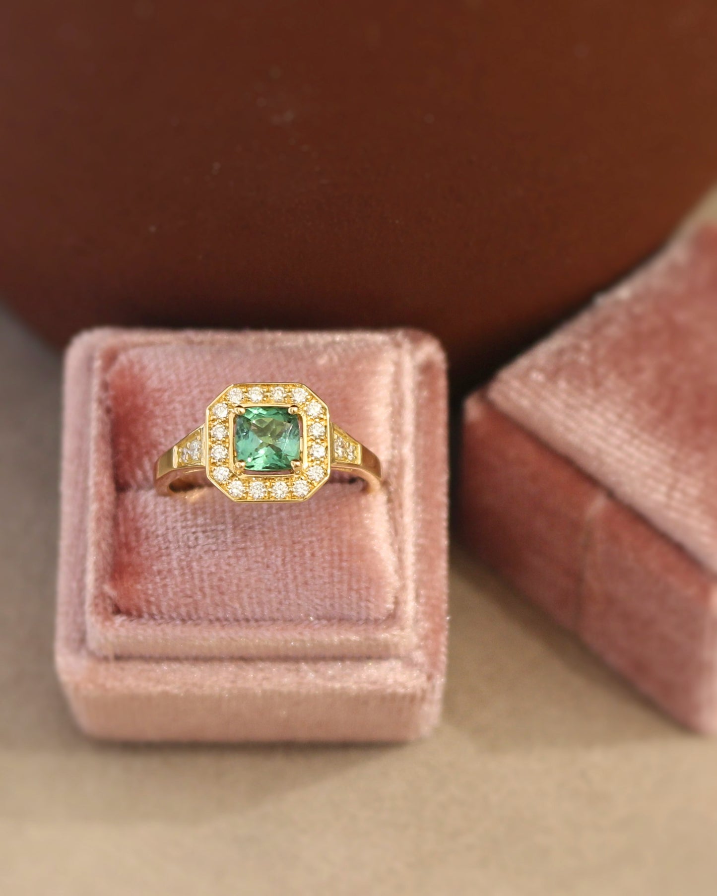 bague tourmaline verte entourage diamants sur une monture style art Déco en or jaune 18k