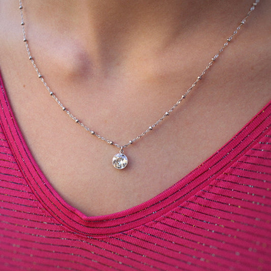 Magnifique diamant taille ancienne monté en pendentif sur une chaine maille boules en or blanc 18K.