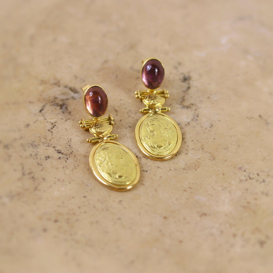 Magnifiques boucles d'oreilles pendantes de dstyle empire avec pendentifs visage de femme gravé et cabochon de tourmaline.