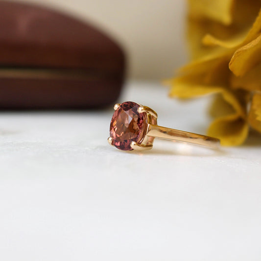 magnifique tourmaline couleur rose framboisée reflets ambrés.monture en or rose 18K