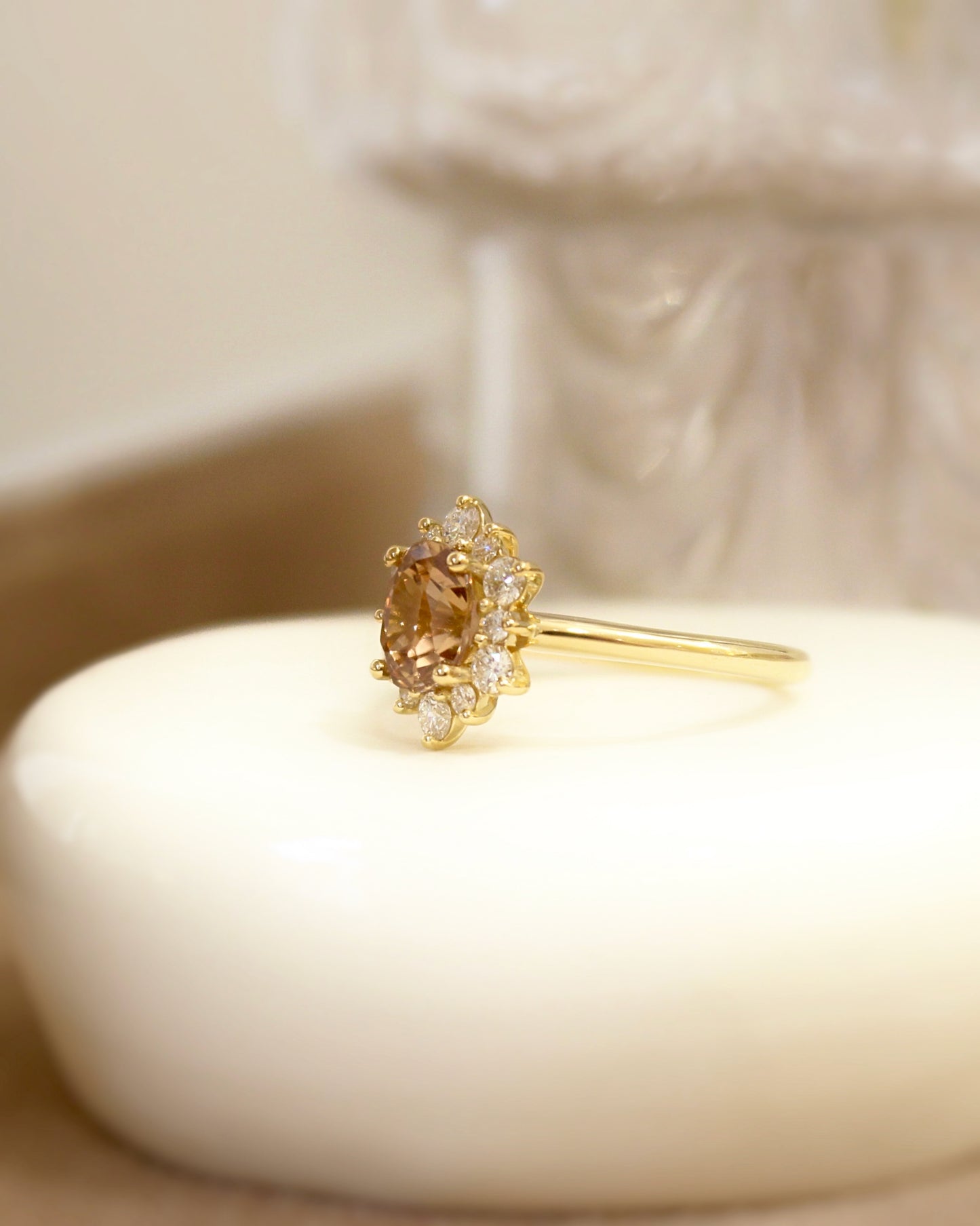 Marguerite zircon brun et diamants alternés or jaune 18K