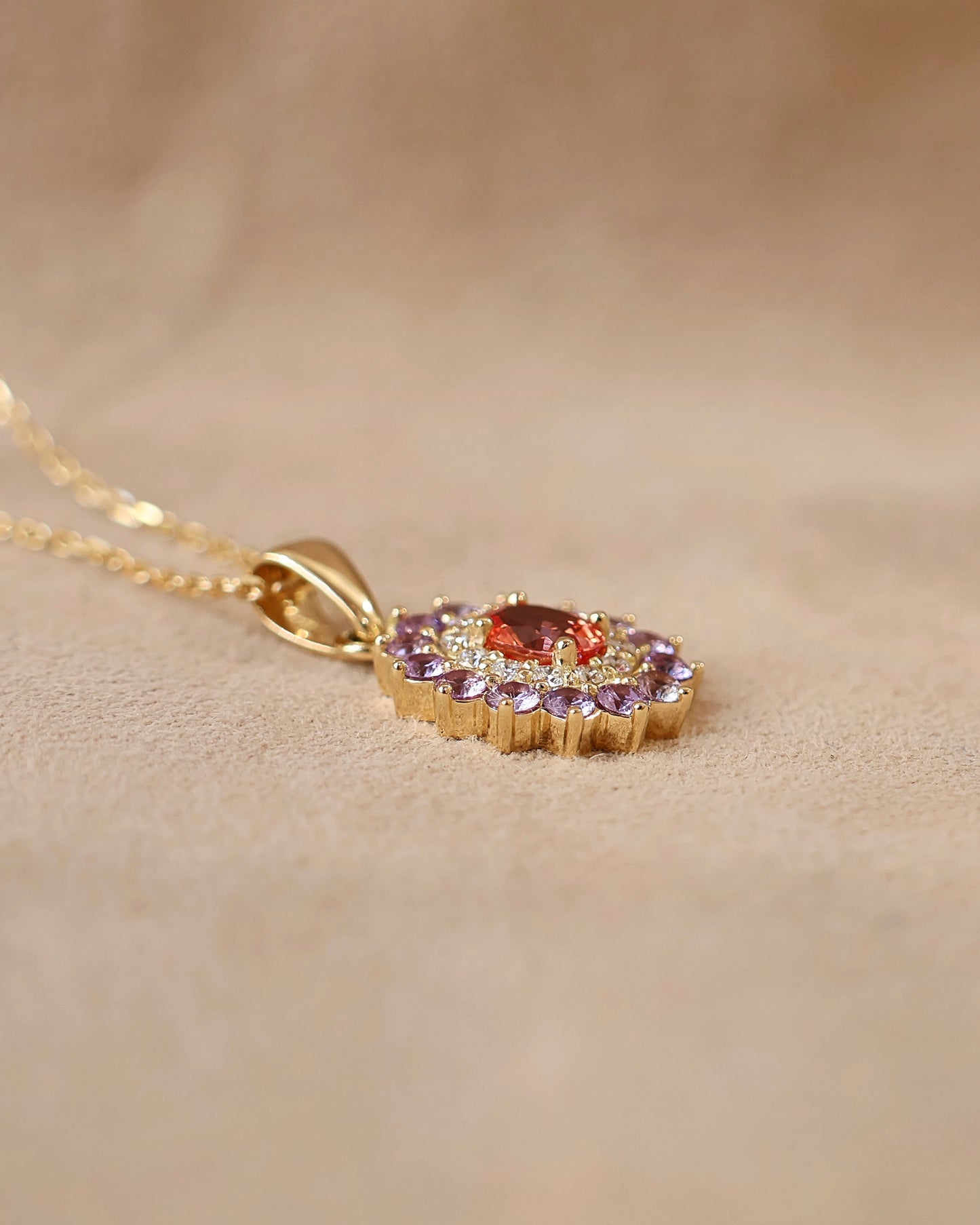 Pendentif or jaune halo saphir rose orange diamants et saphirs violets