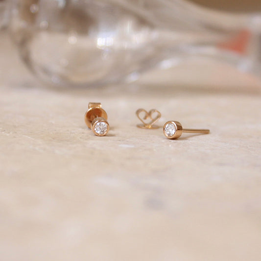 petites puces d'oreilles pour femme en or rose et diamants sertis clos