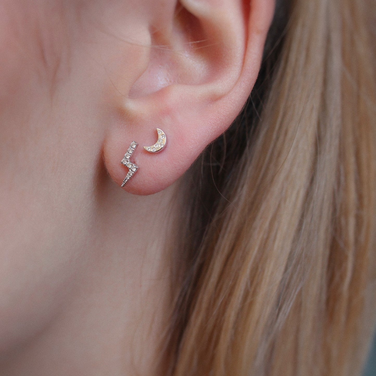 Puces d-oreilles lune en or avec pavage diamants