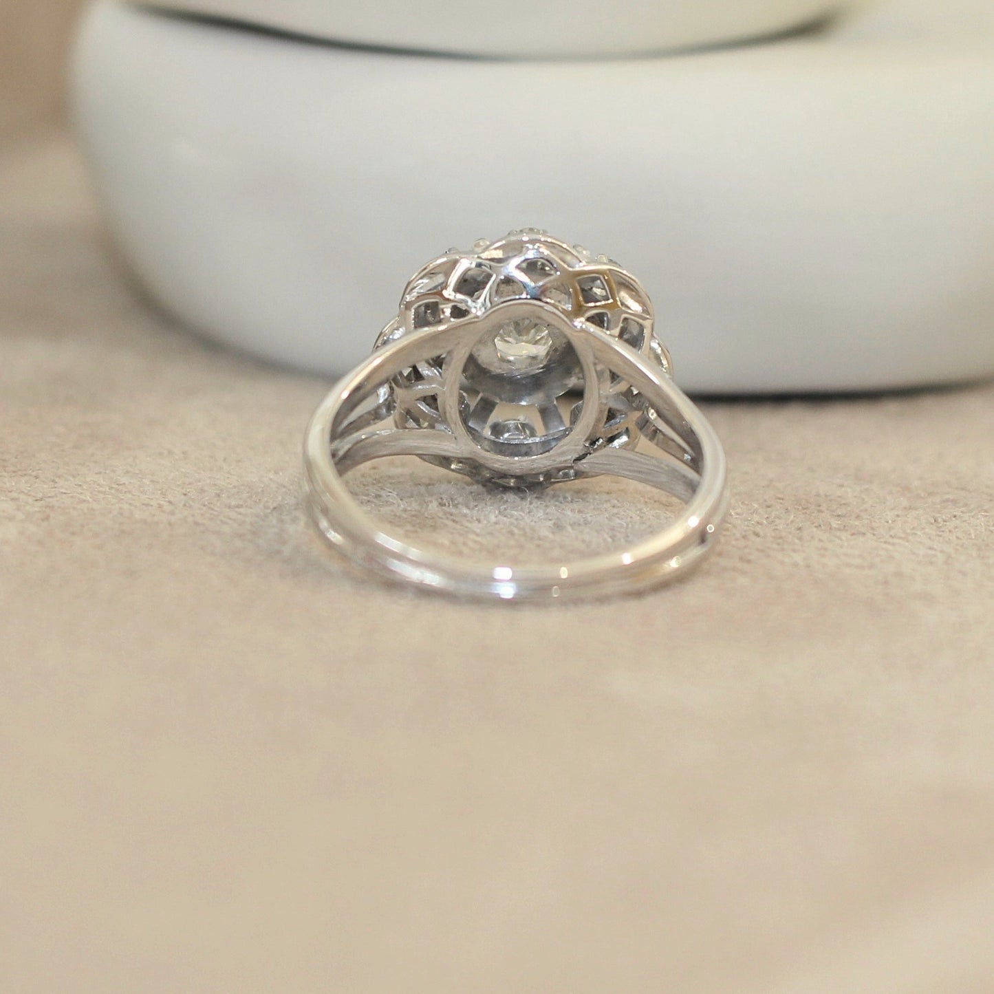 Ravisante bague entourage diamants epoque années 50 sertissure or blanc 18 K